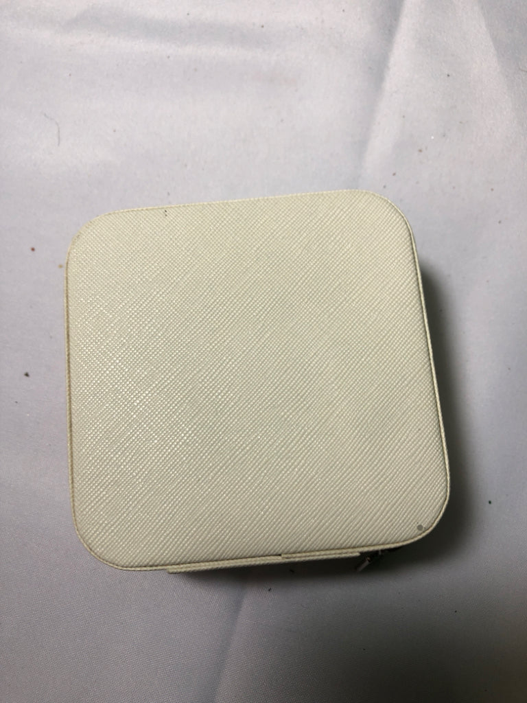 SMALL CREAM TRAVEL JEWELRY CASE.