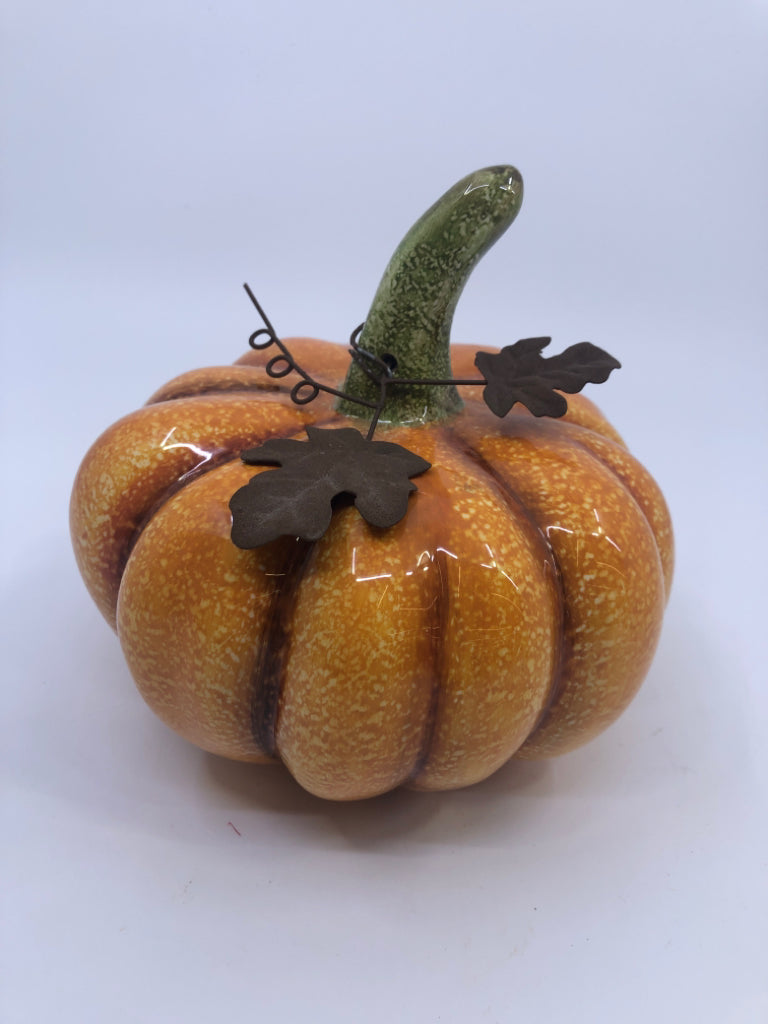 PUMPKIN W/METAL LEAVES.