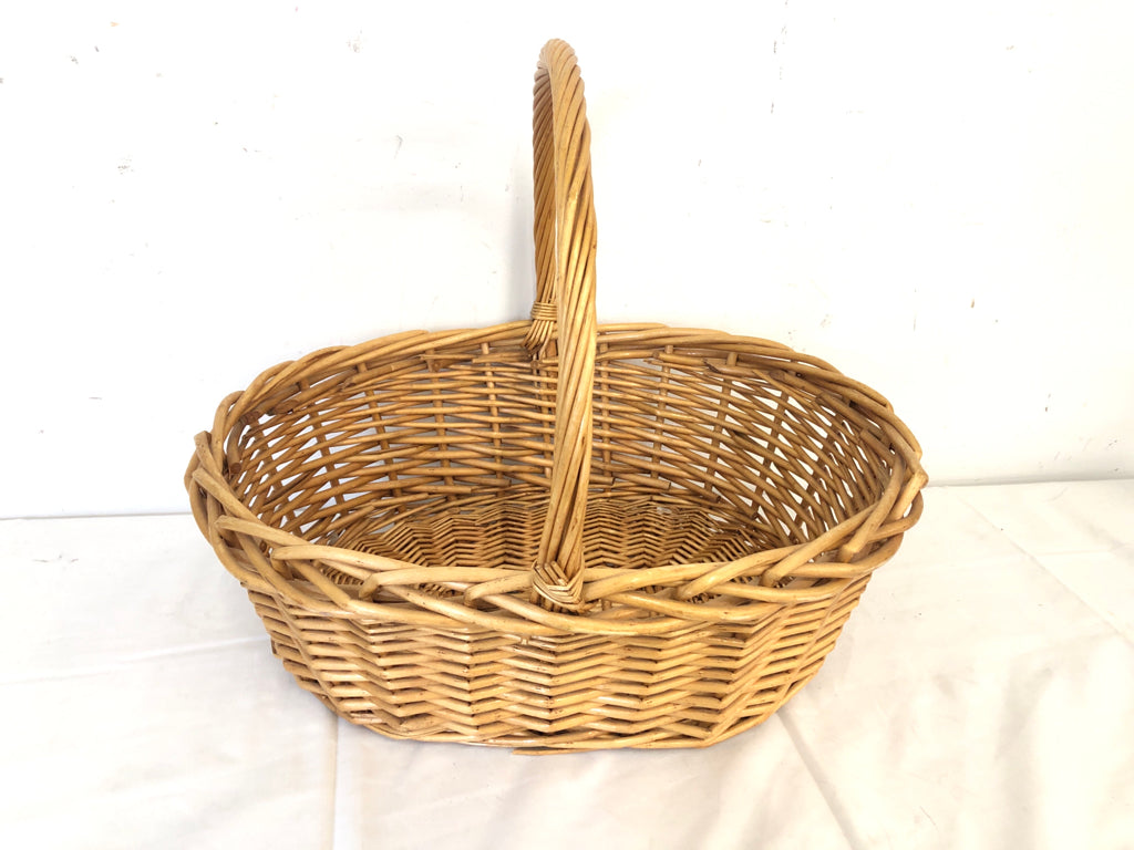 LARGE BLONDE WOVEN BASKET W HANDLE.