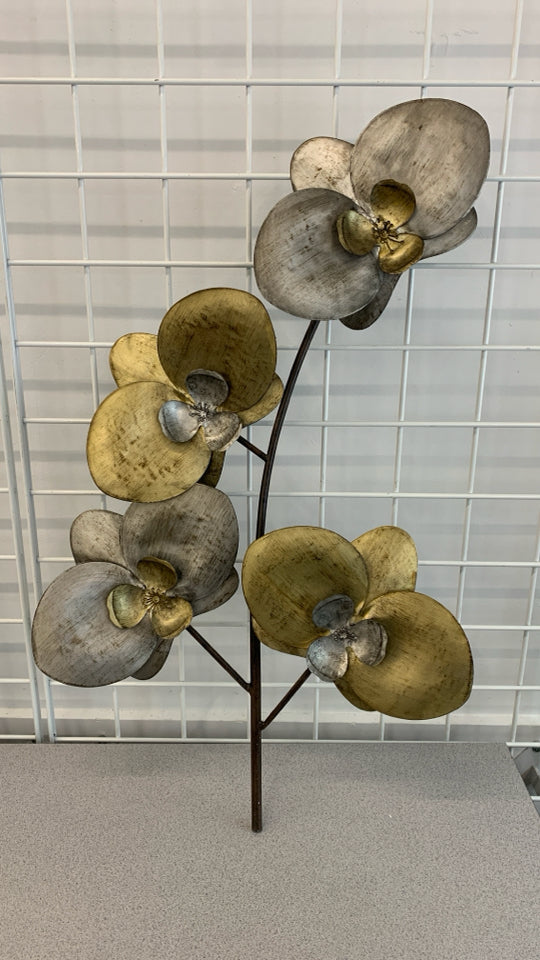 GOLD AND SILVER METAL FLOWER WALL HANGING.