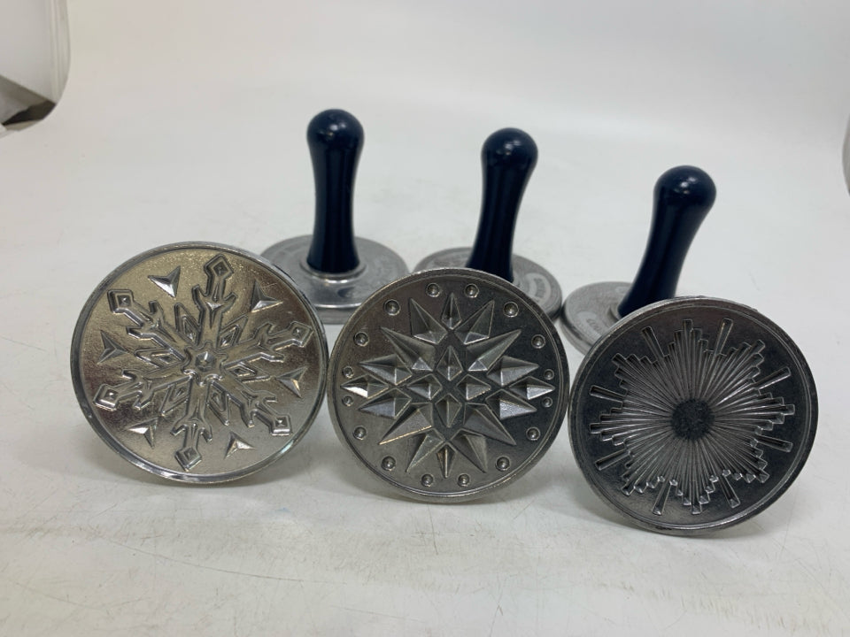 6 VTG NORDIC WARE SNOWFLAKE ALUMINUM COOKIE STAMPS IN BAG.