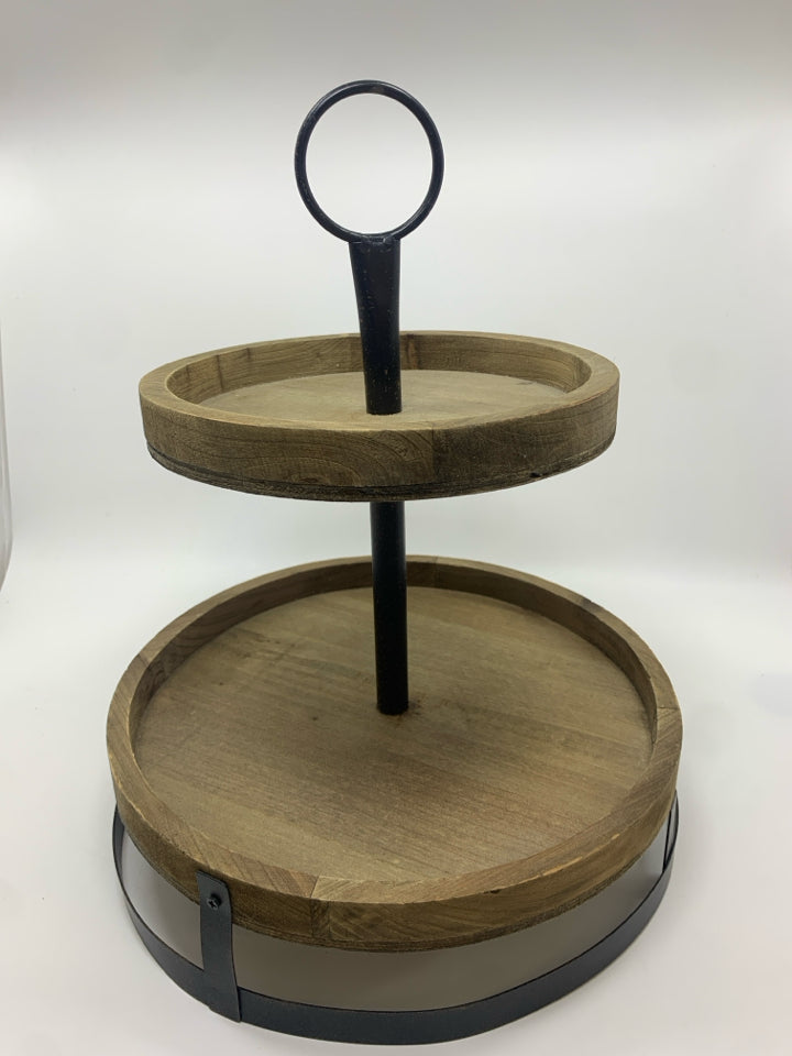 2 TIER BROWN METAL AND WOOD SERVING STAND.