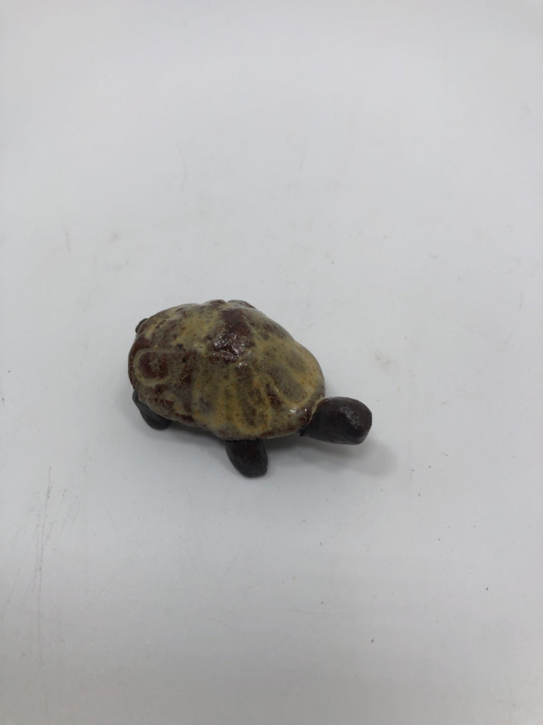 SM TURTLE W/CREAM SHELL.