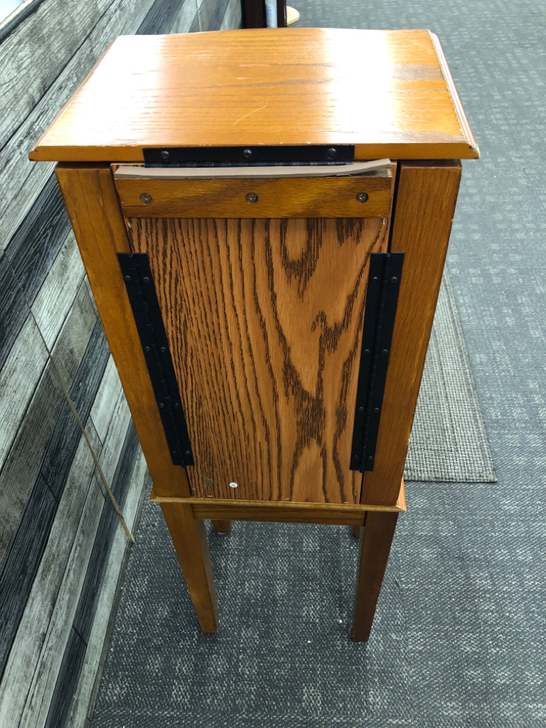 OAK WOOD 4 DRAWER JEWELRY ARMOIRE.