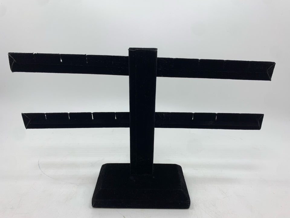 SM VELVET JEWELRY HOLDER.