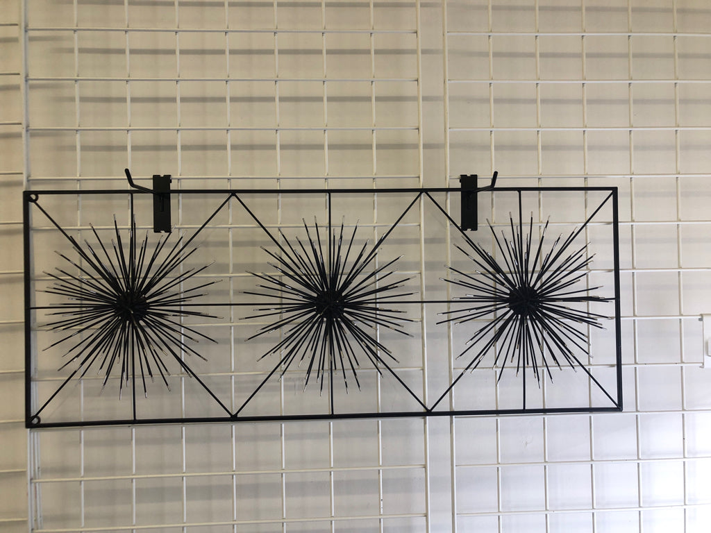 BLACK METAL 3 STACKING STARBURST WALL ART SILVER TIPS.