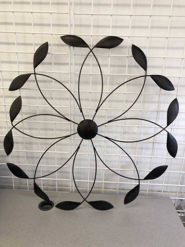ROUND BLACK METAL W/LEAVES WALL DECOR.