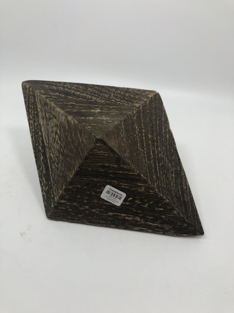 DIAMOND-SHAPED WOOD DECOR.