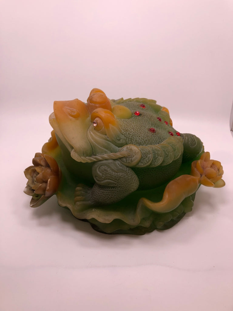 2PC RESIN MONEY FROG GARDEN DECOR.