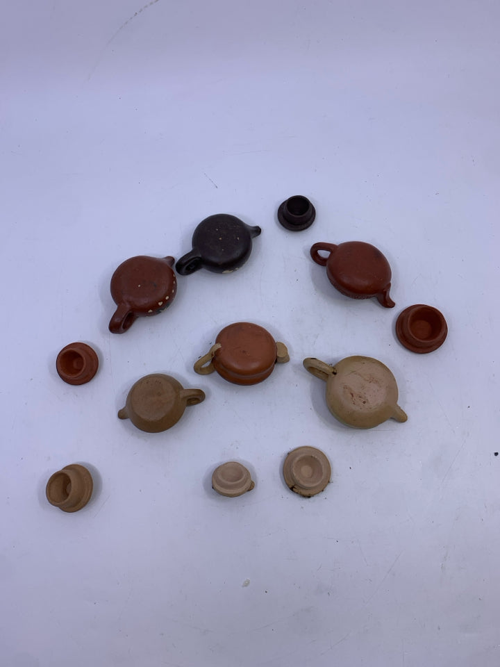 6 MINI BLONDE+ BROWN DECOR TEA POTS.