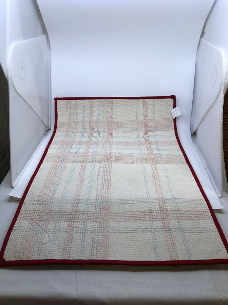 RED AND GREEN BATH MAT.