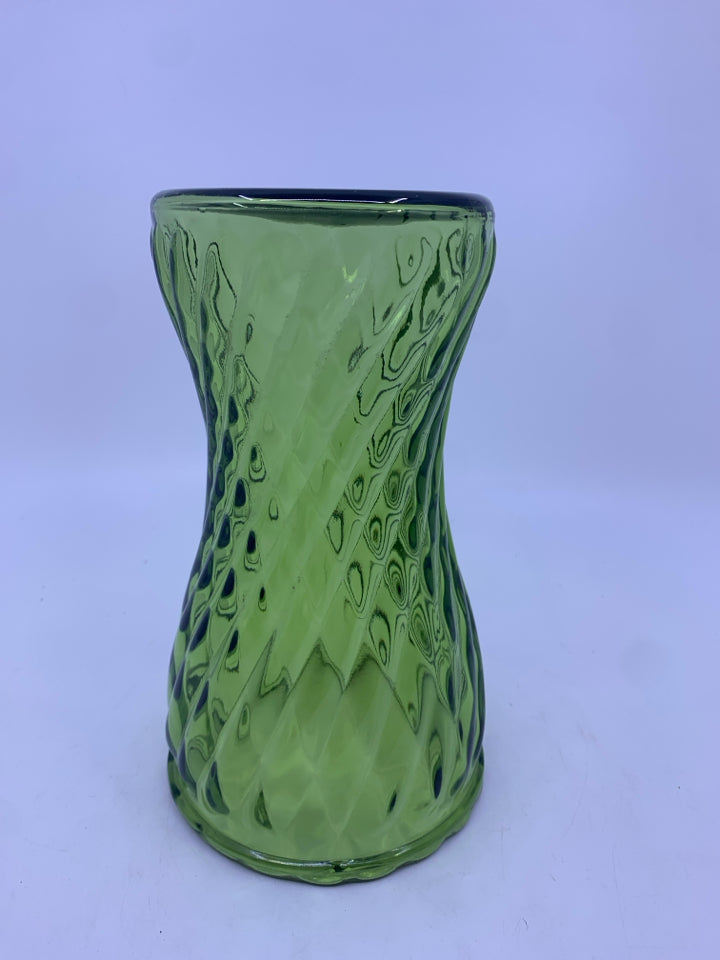 GREEN SWIRLED GLASS VASE.