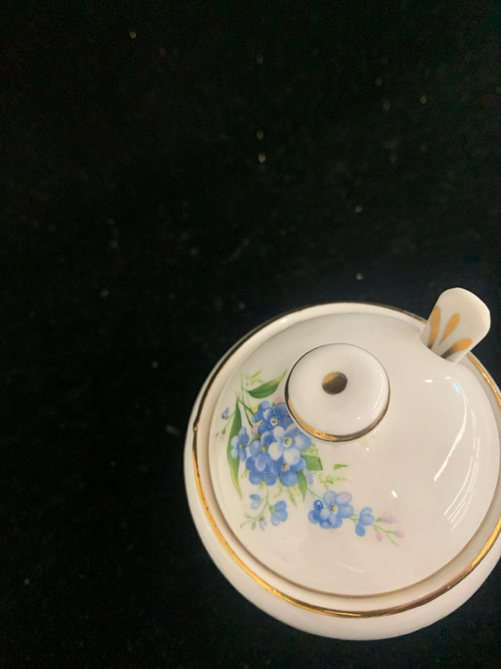 VTG BLUE FLORAL SUGAR DISH W LID AND SPOON.