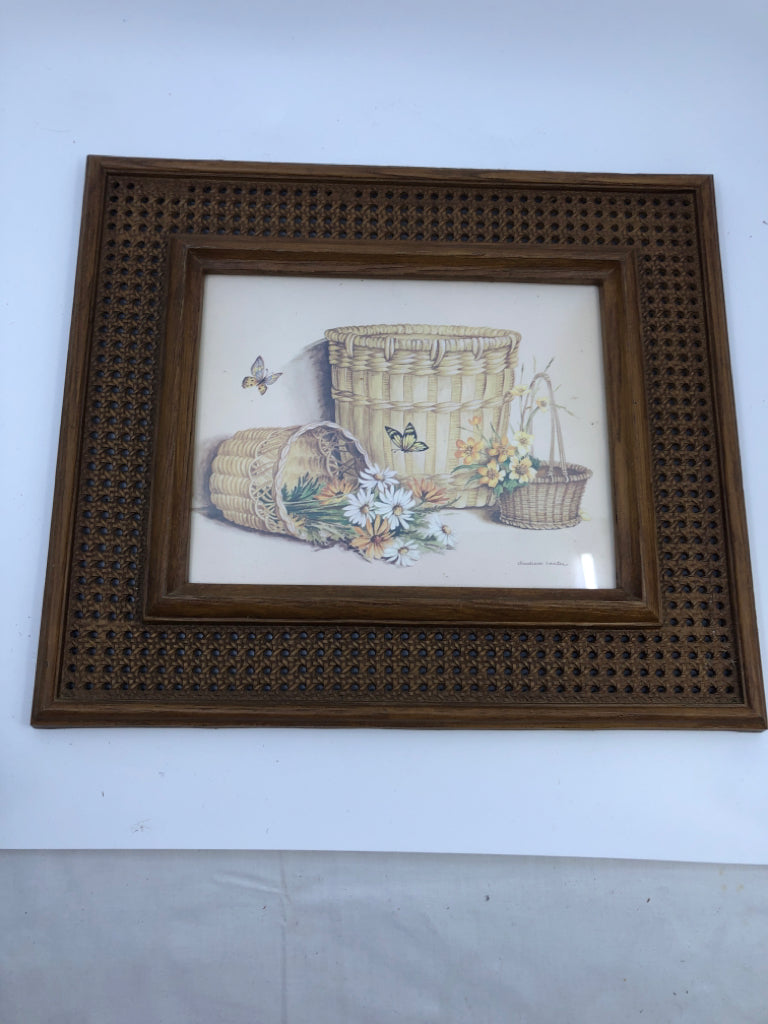 VTG FLORAL IN BASKET WALL HANGING.