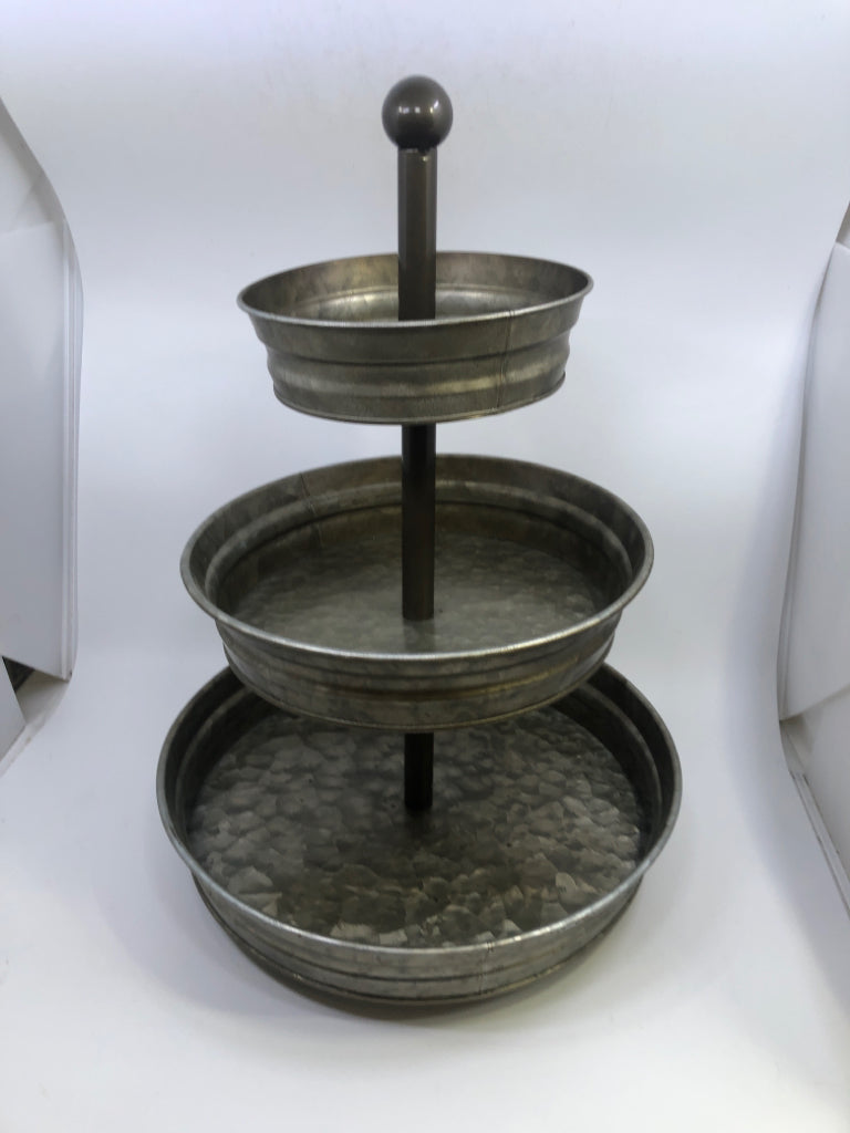 3-TIER GALVANIZED DISPLAY.