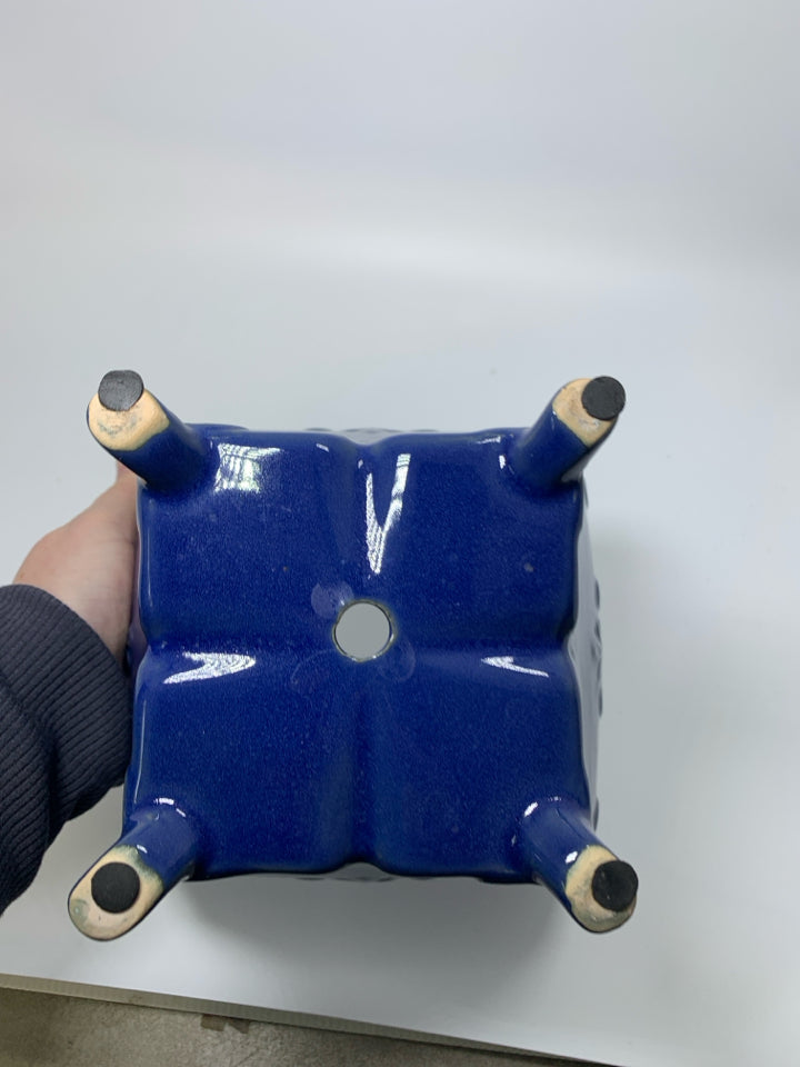 FOOTED DARK BLUE PLANTER W/ EMBOSSED SCROLL EDGE.