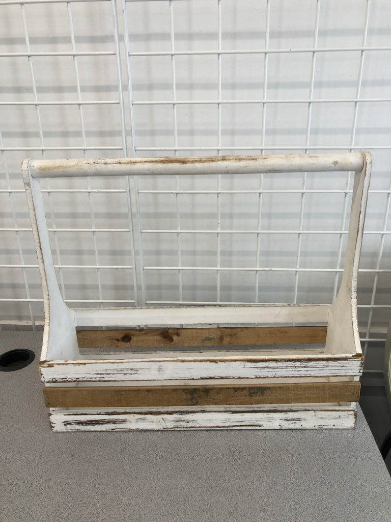 WOOD WHITE DISTRESSED CADDY.
