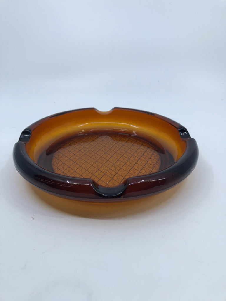 VTG AMBER GLASS ASHTRAY.