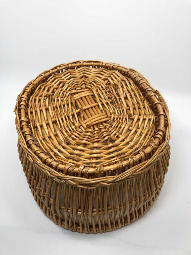 WICKER OVAL BASKET.