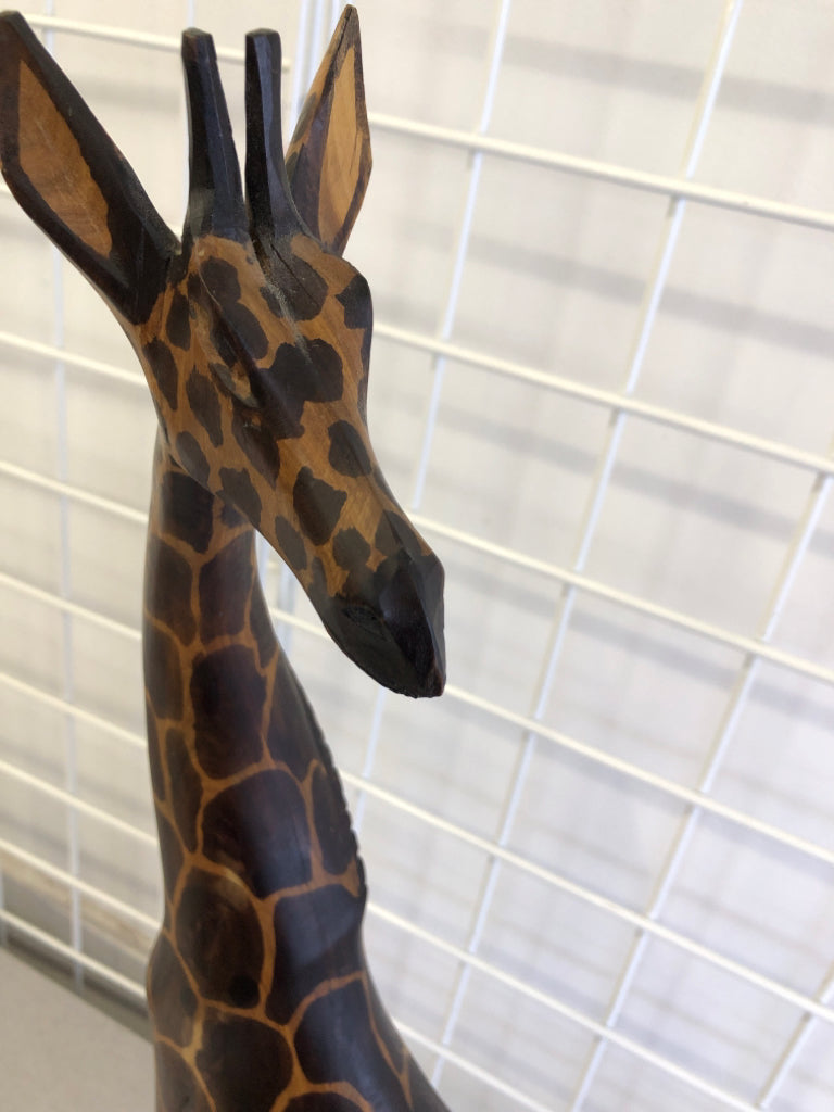 WOOD CARVED GIRAFFE FIGURE ON CIRCLE BLOCK.