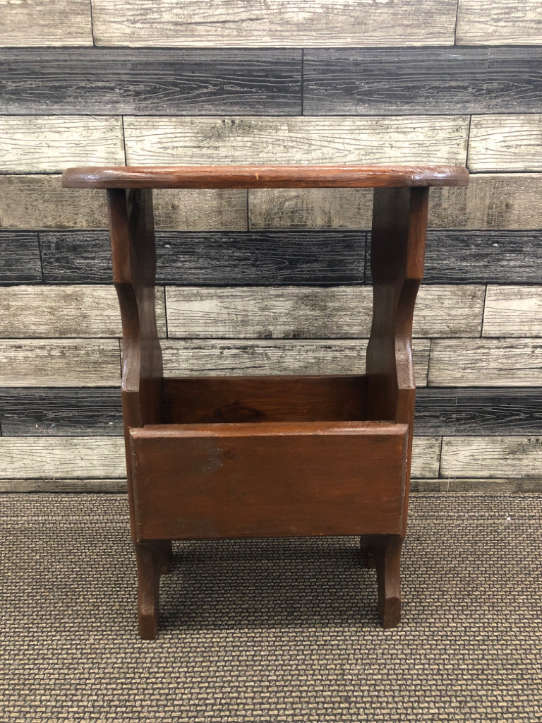 SMALL WOOD SIDE TABLE.