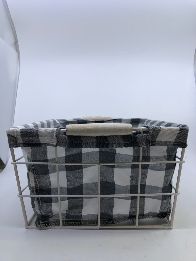 WHITE METAL ORGANIZE BASKET W/GREY PLAID LINING.