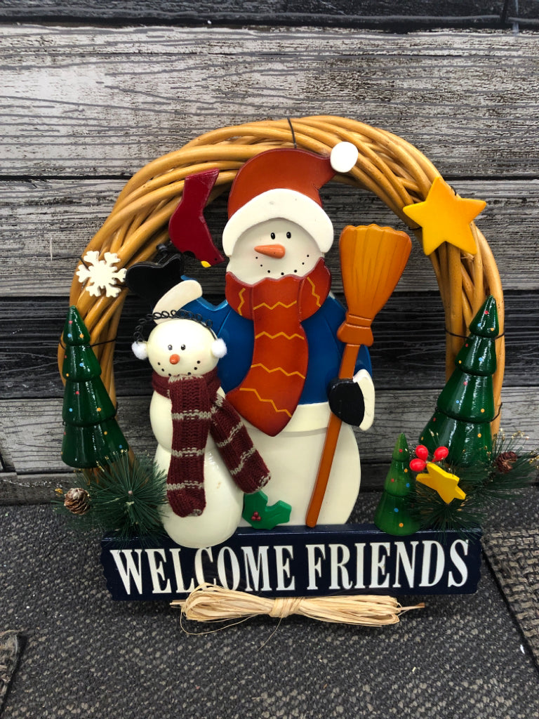 GLOSSY WOODEN CHRISTMAS WELCOME WREATH.