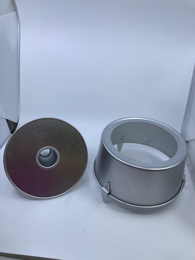 METAL 2PC BUNDT PAN.