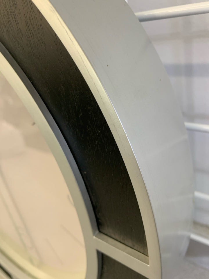 ROUND PLASTIC SILVER/BLACK WALL CLOCK.