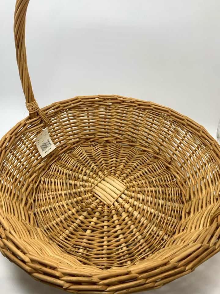 ROUND WICKER BASKET W/LARGE HANDLE.