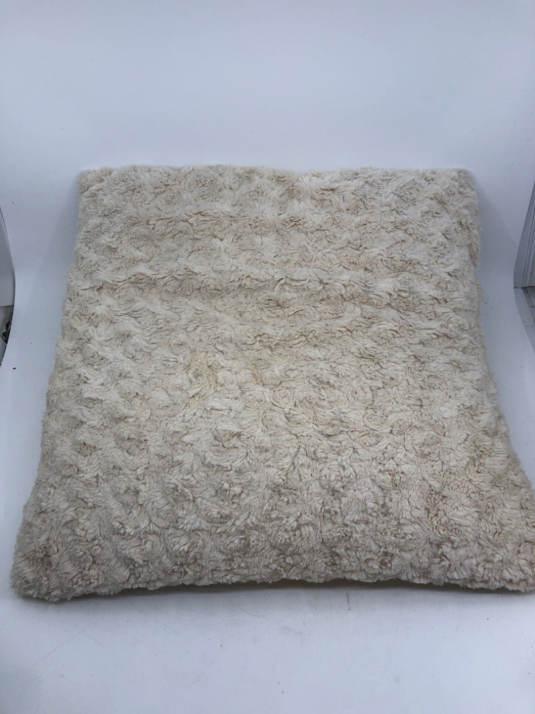 CREAM FURRY PILLOW.