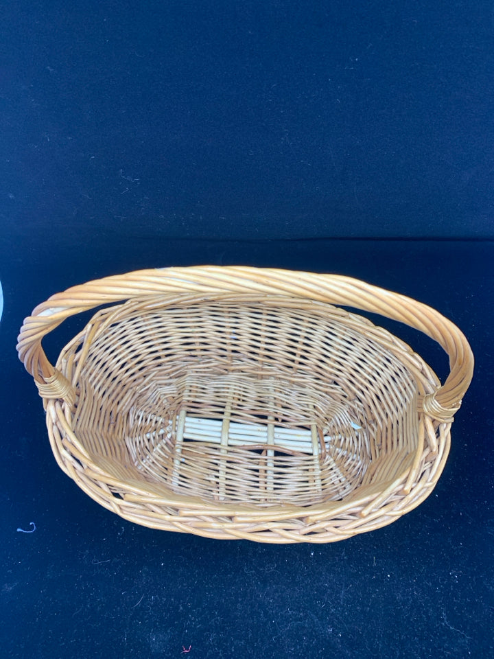 OVAL WOVEN BASKET W HANDLE.