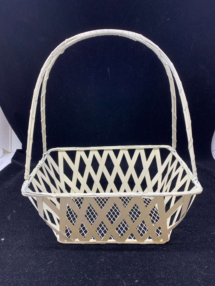 WHITE METAL BASKET W/ X DESIGN.