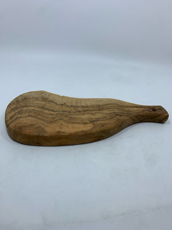 CURVED WOOD CUTTING BOARD.