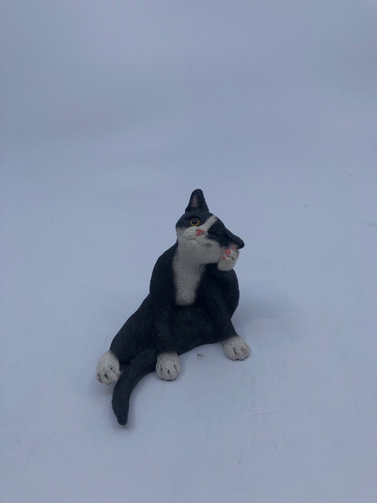 RESIN BLACK/WHITE CAT SCRATCHING ITSELF.