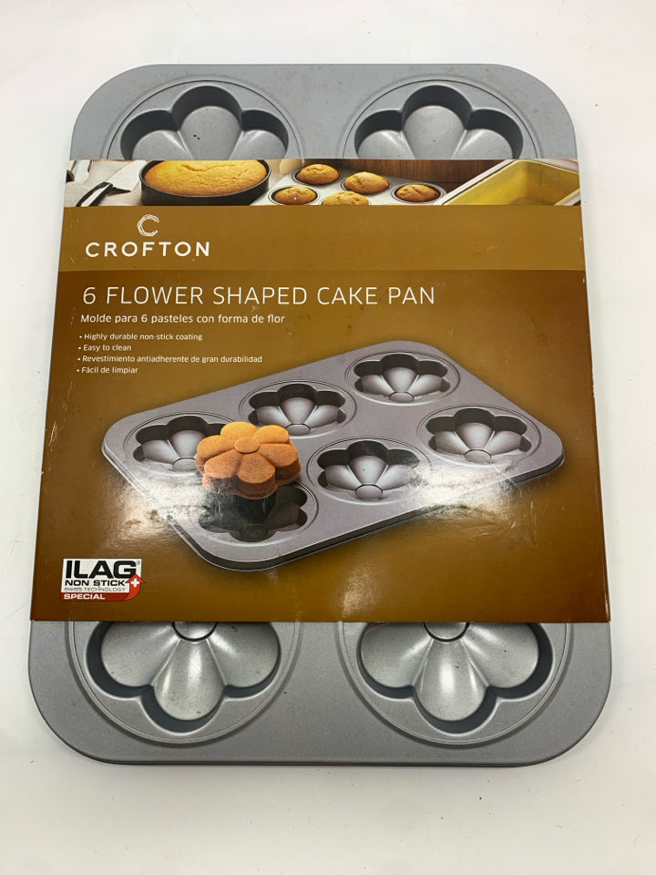 NWT 6 SECTION FLOWER SHAPED CAKE PAN.