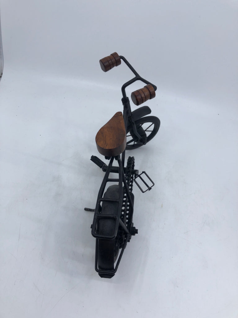 METAL BIKE DECOR W/ WOOD HANDLE + SEATS.