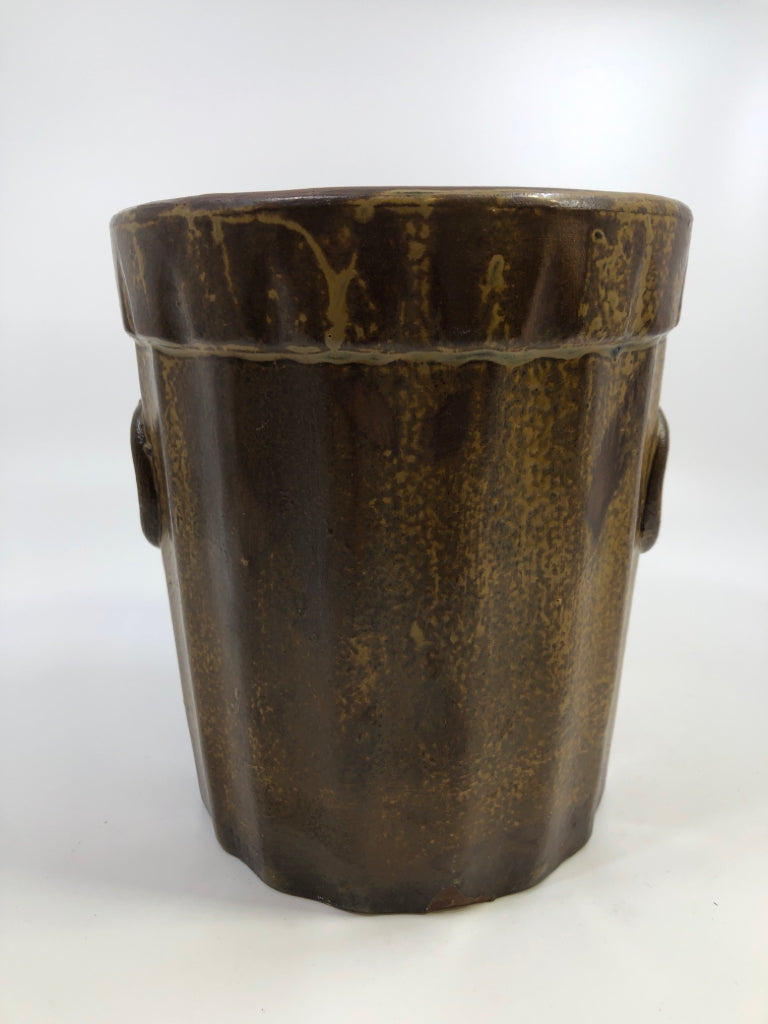 BROWN DIPPED CROCK PLANTER W/FAUX HANDLES.