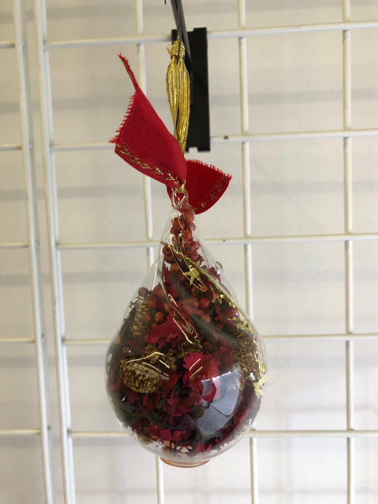 TEARDROP ORNAMENT W PINECONES.