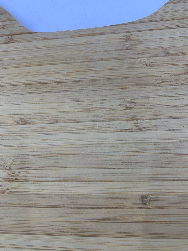 BLONDE HEN SHAPED CUTTING BOARD.