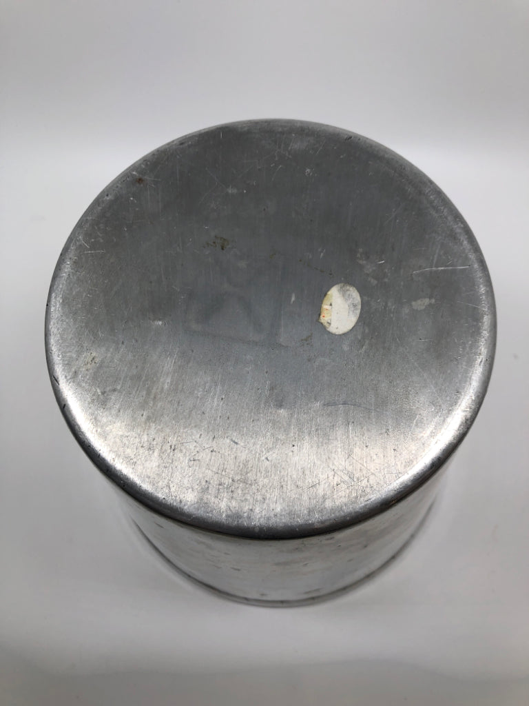 METAL TRASH BIN W/OPALESCENT RIM.