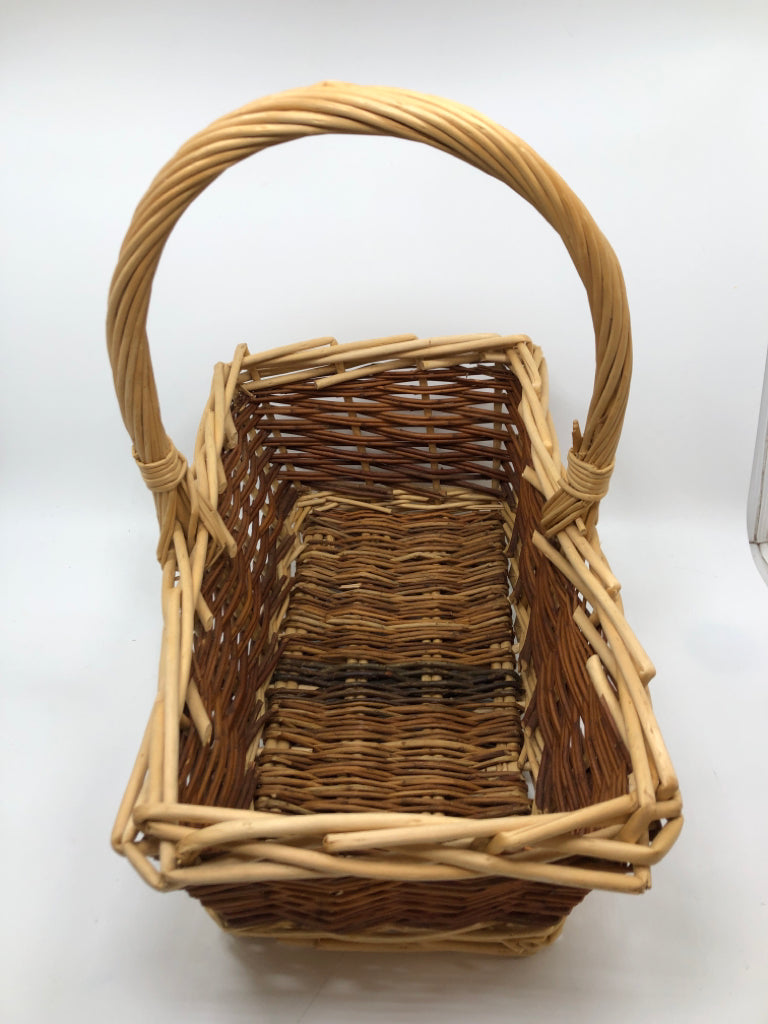 TWO TONE WOVEN RECTANGLE BASKET W/HANDLE.