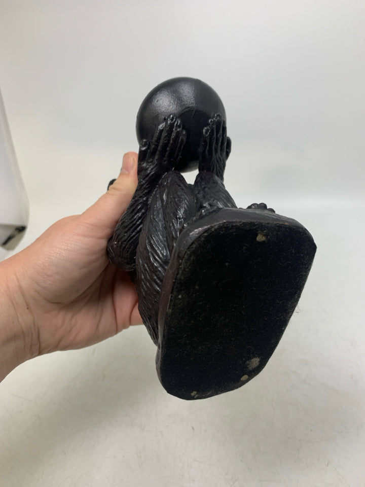 HEAVY RESIN SITTING MONKEY HOLDING TEAL IGHT 6.