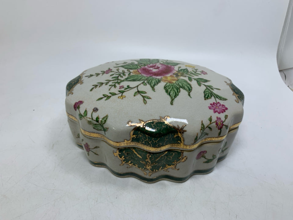 VTG WHITE OVAL COVERED TRINKET DISH W/ FLOWERS.
