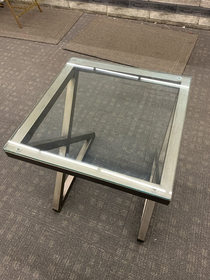 GLASS-TOP X-FRAME SIDE TABLE.