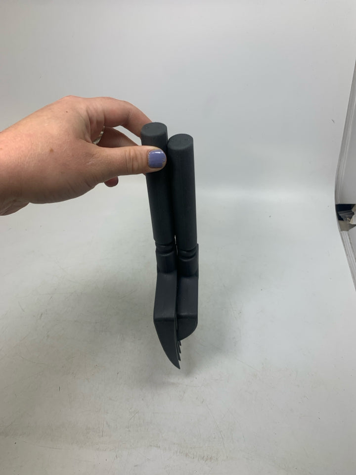 2 PC QUICK MEAT SHRED MAGNETIC TOOLS.