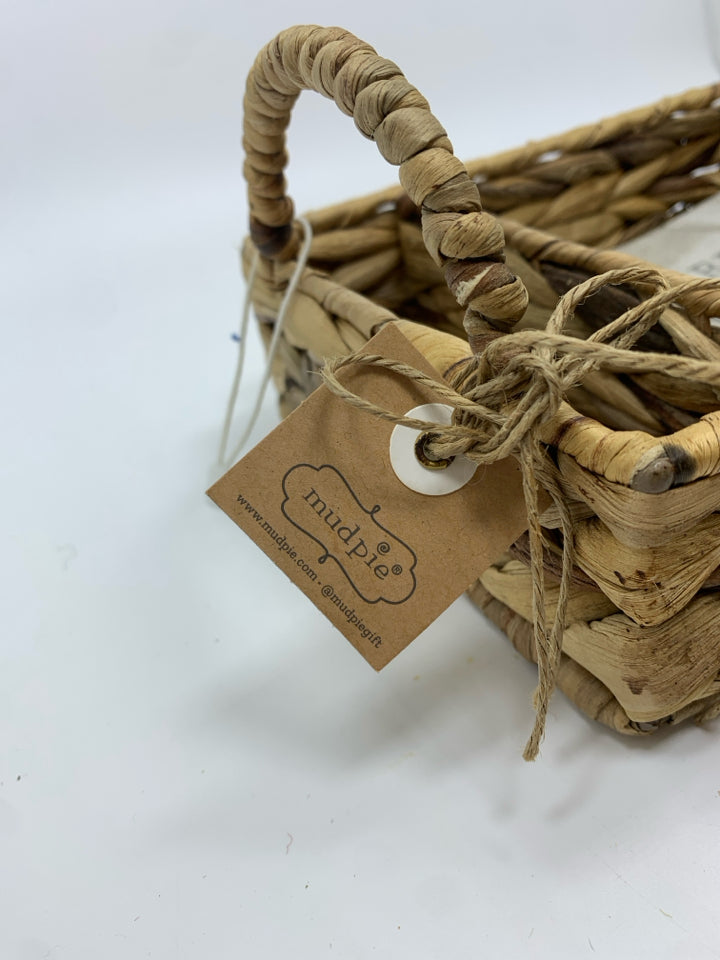 2PC WICKER NAPKIN HOLDER W/NAPKINS.