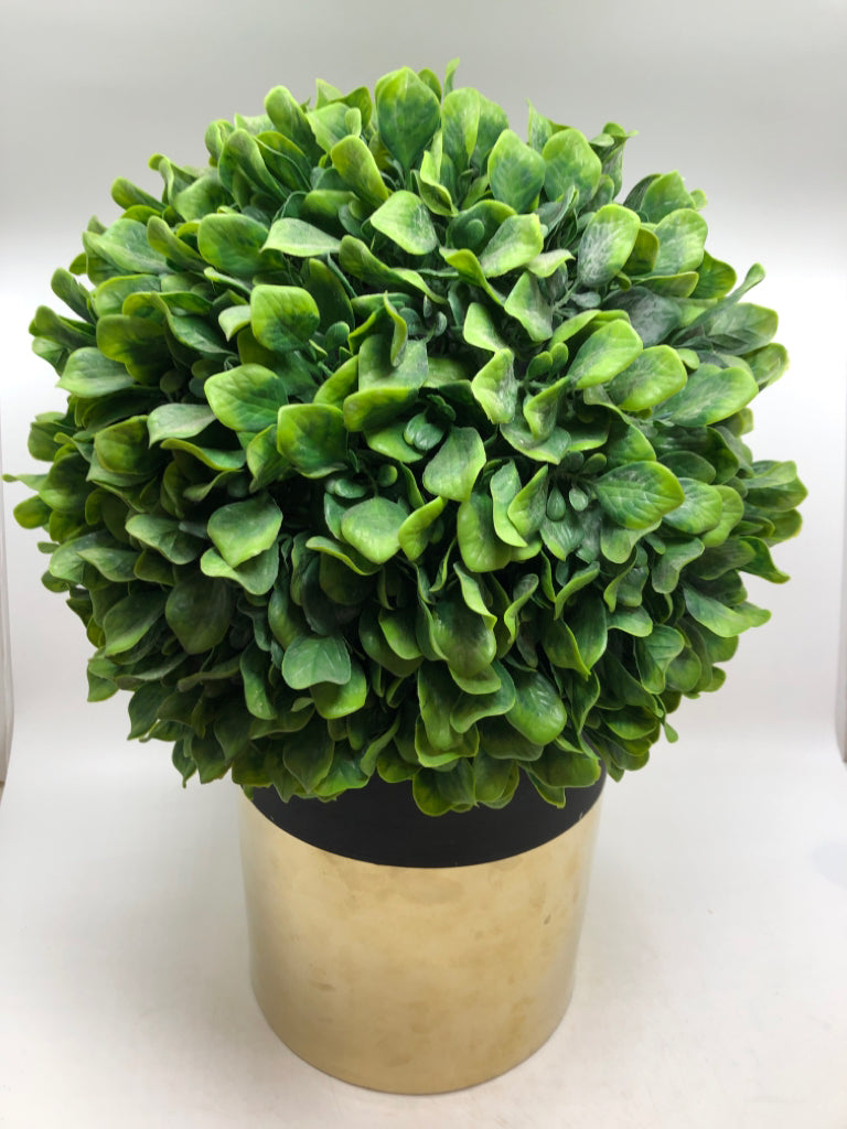 FAUX TOPIARY IN GOLD POT.