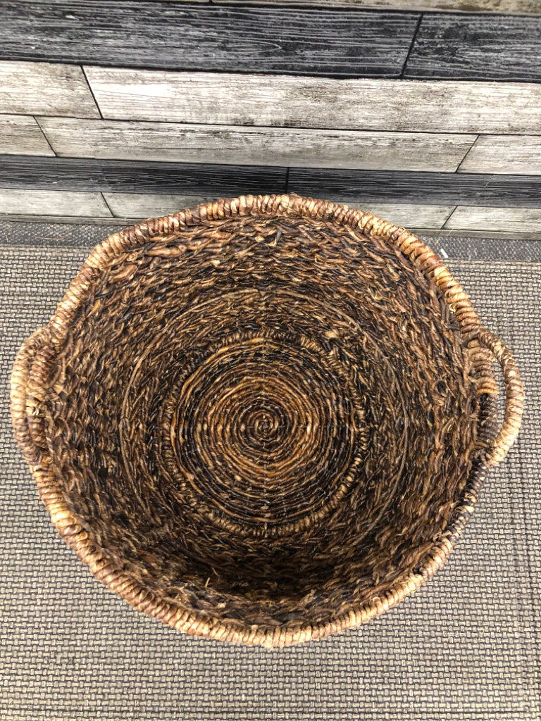 LG WOVEN BROWN WICKER BASKET.