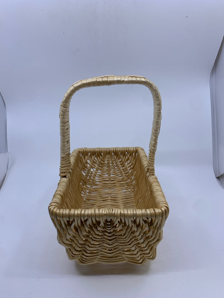 BLONDE WOVEN BASKET.